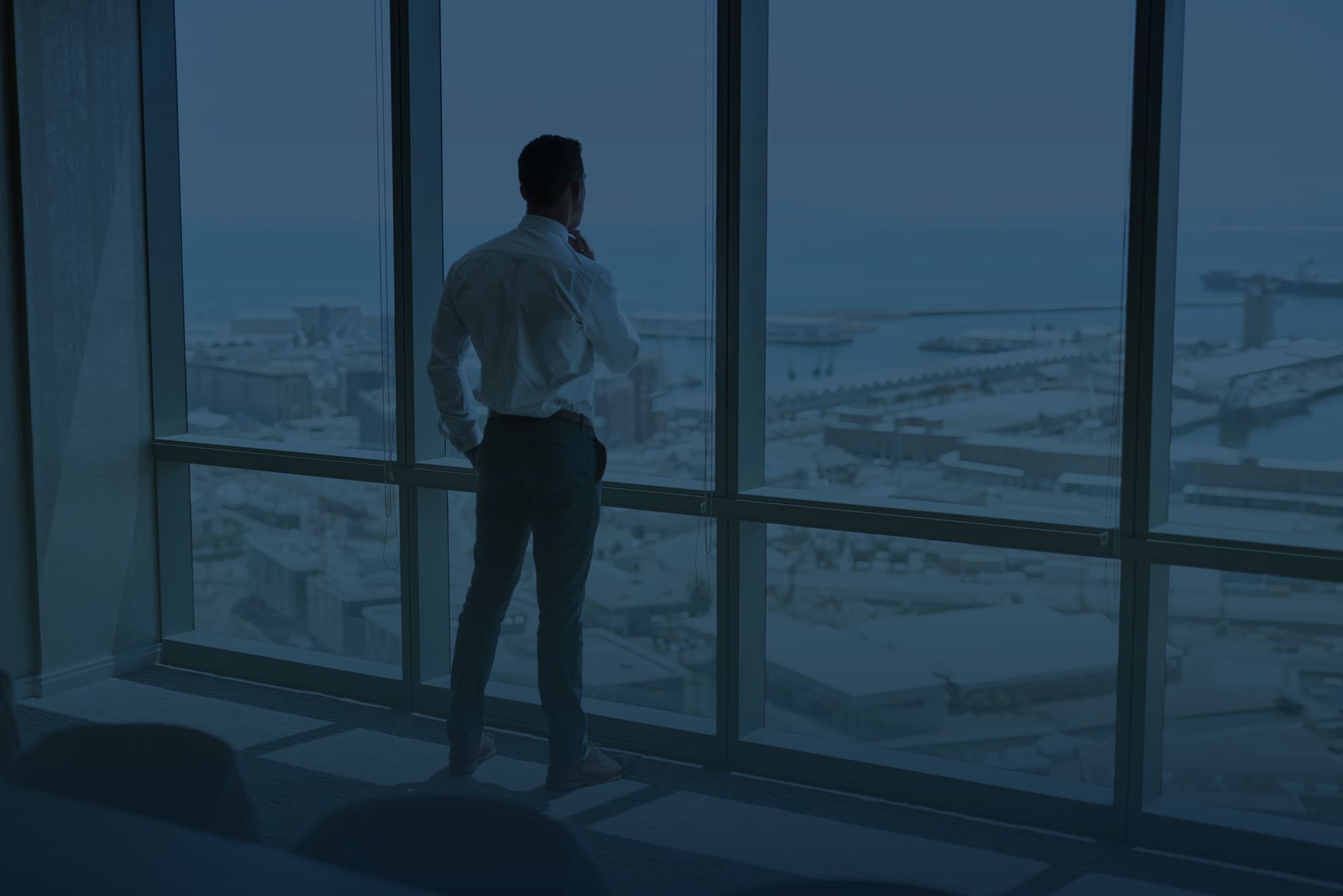 Executive kijkt uit over de stad